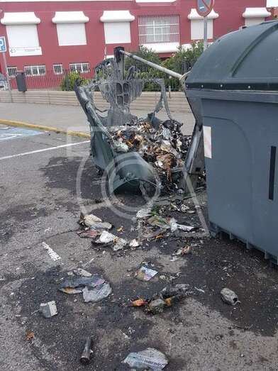 Estado en que quedó el contenedor quemado (Foto TA)